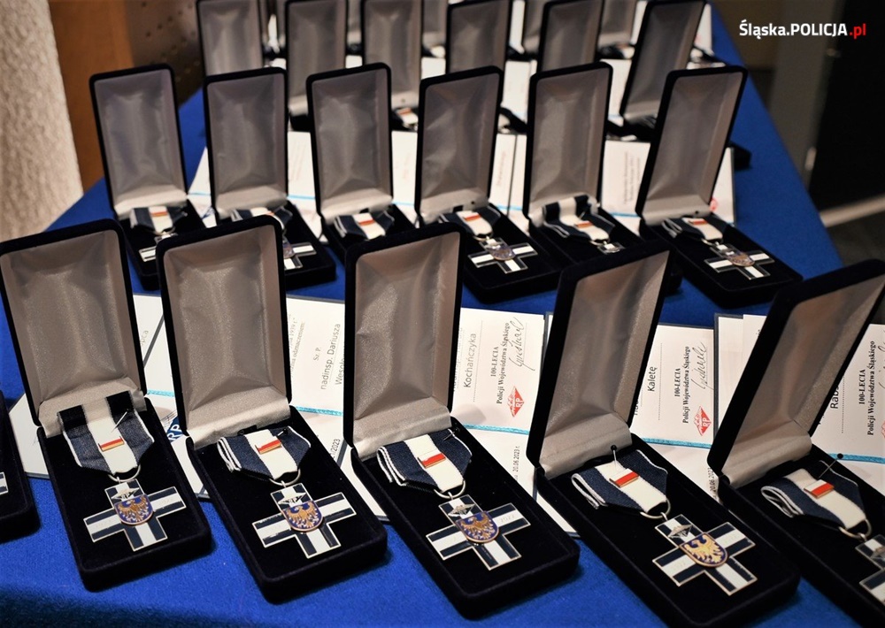 Szef piekarskich policjantów odznaczony medalem "100-lecia Policji Województwa Śląskiego"