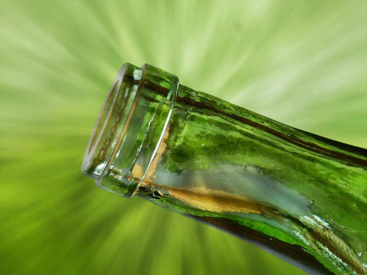 "Lewy" alkohol na ulicach Mysłowic. Sprzedający otrzymał zarzuty