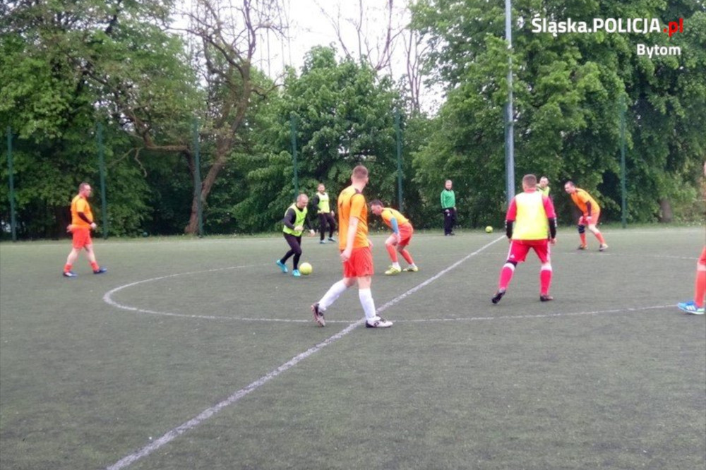 Policjanci zagrali z rodzicami uczniów SP nr 37. Piknik połączony ze sportową rywalizacją