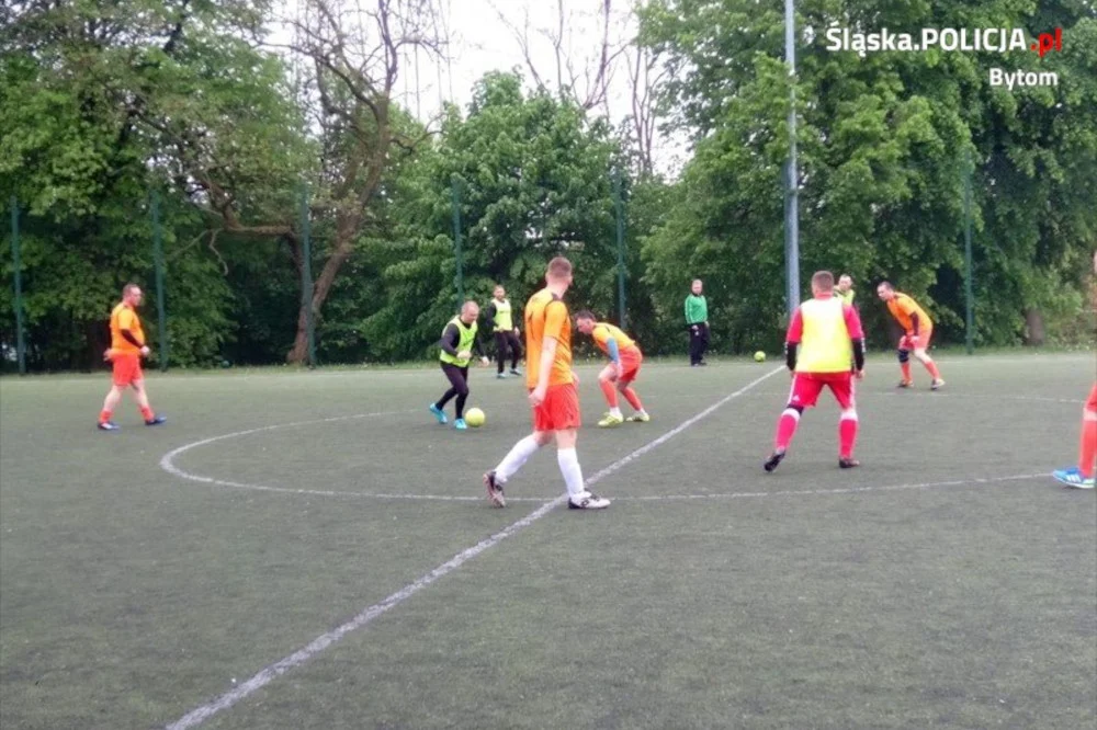 Policjanci zagrali z rodzicami uczniów SP nr 37. Piknik połączony ze sportową rywalizacją