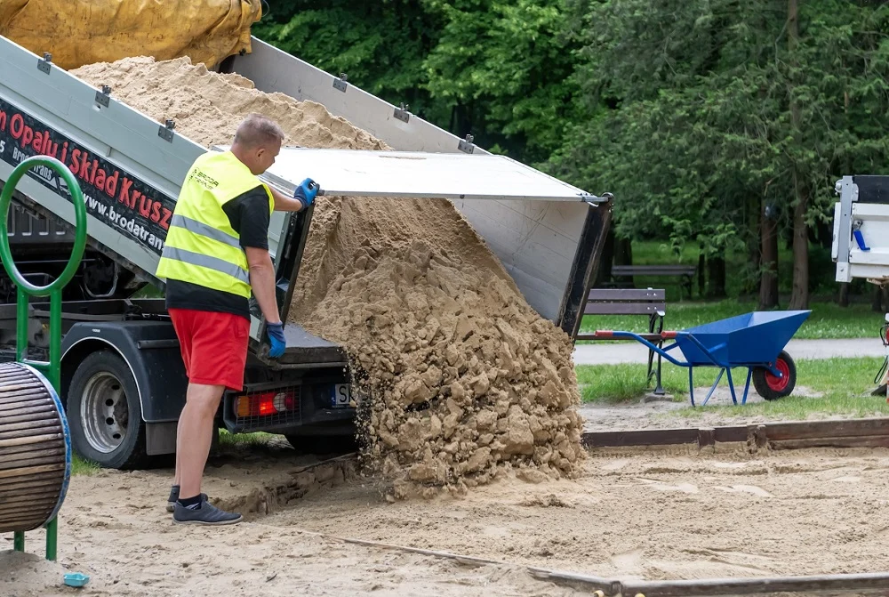 Piasek i żwir na placach zabaw zostanie wymieniony