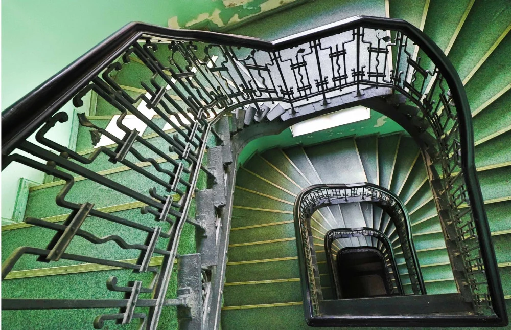 Skarby za drzwiami. Ukryte piękno klatek schodowych