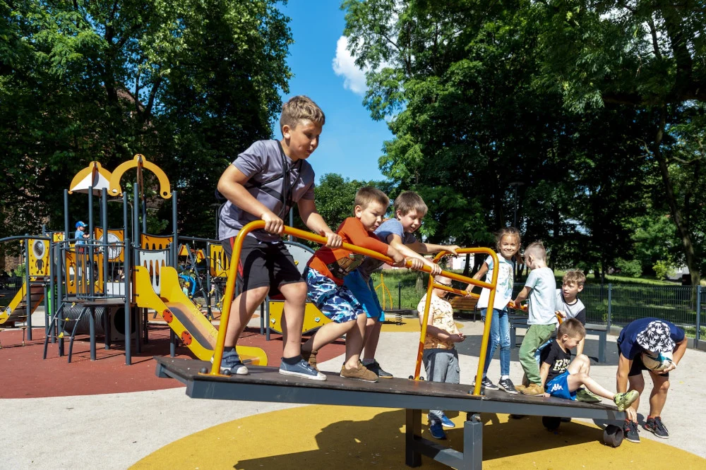 Nowe place zabaw w Bobrku już otwarte