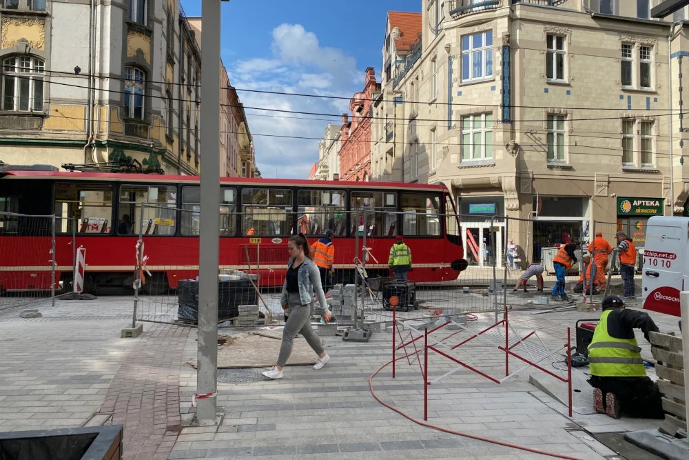 W rejonie torowiska tramwajowego na ul. Dworcowej wykonawca kończy układanie kostki