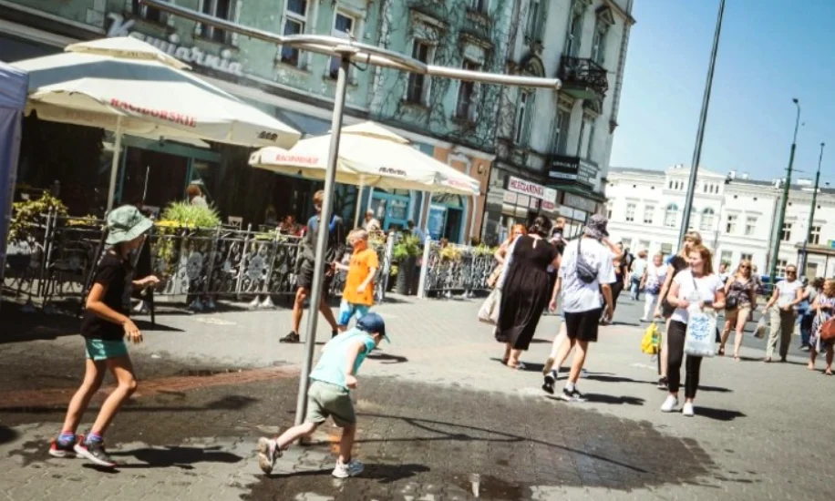 Totem zamgławiający i łuki zamgławiające w Sosnowcu. Ulga w upalne dni