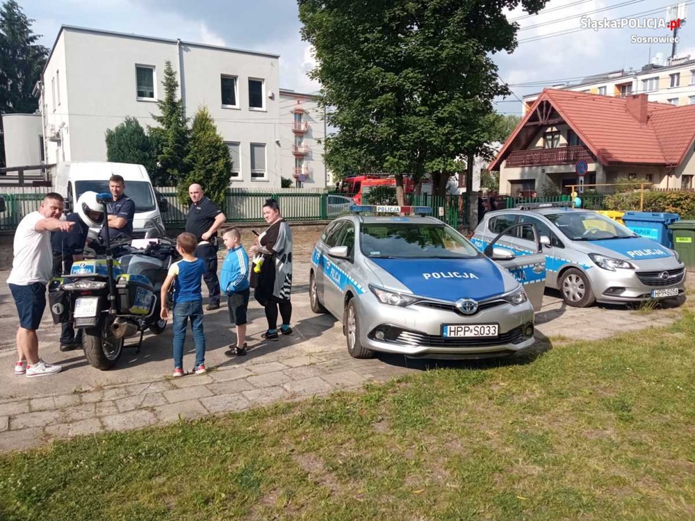 Sosnowieccy dzielnicowi z Komisariatu II na festynie w przedszkolu