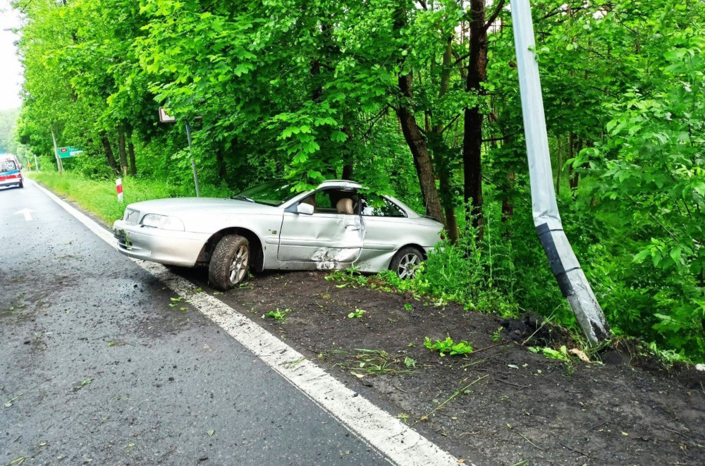 Wpadł w poślizg i uderzył w drzewo. 47-latek mógł być pod wpływem narkotyków