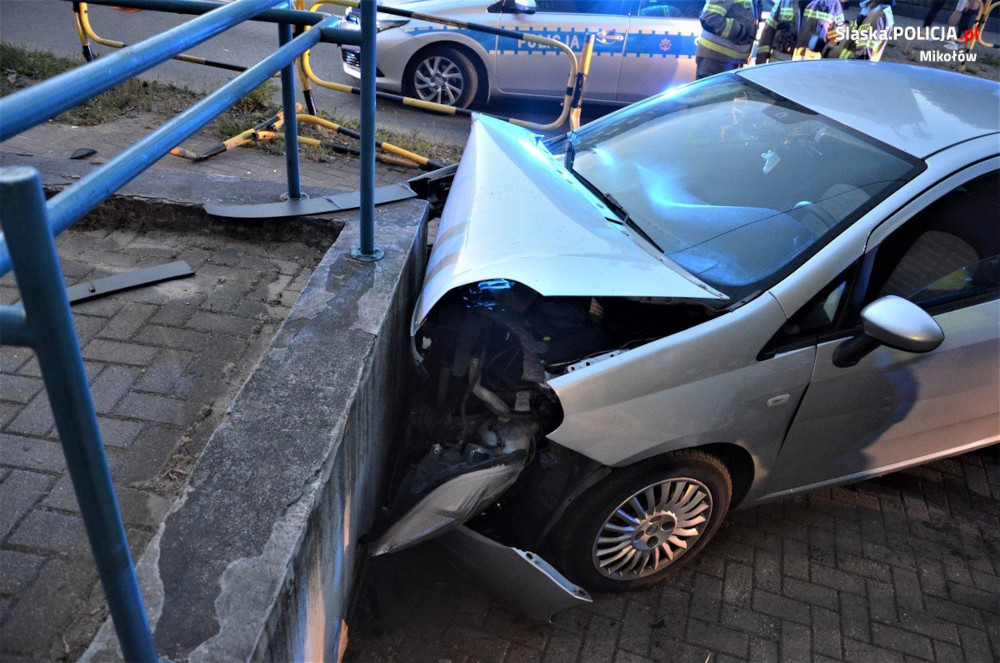 Utracił panowanie i wjechał w budynek poczty. 19-latek od wpływem?