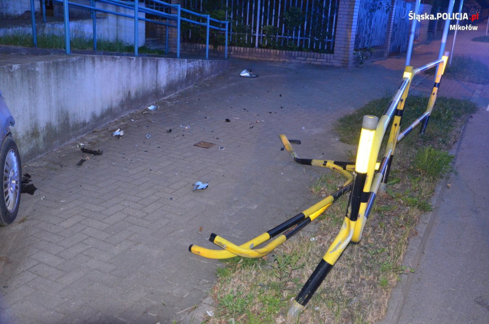 Utracił panowanie i wjechał w budynek poczty. 19-latek od wpływem?