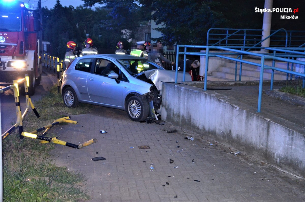 Utracił panowanie i wjechał w budynek poczty. 19-latek od wpływem?