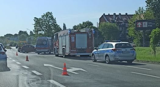 Zderzenie trzech pojazdów na DTŚ. Groźna kolizja w Katowicach