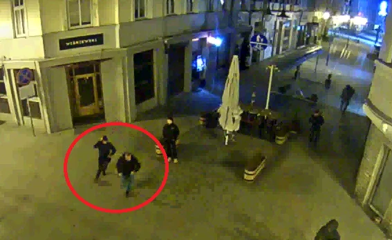 Ugodzili nożem dwóch mężczyzn i uciekli z miejsca zdarzenia. Rozpoznajesz ich?