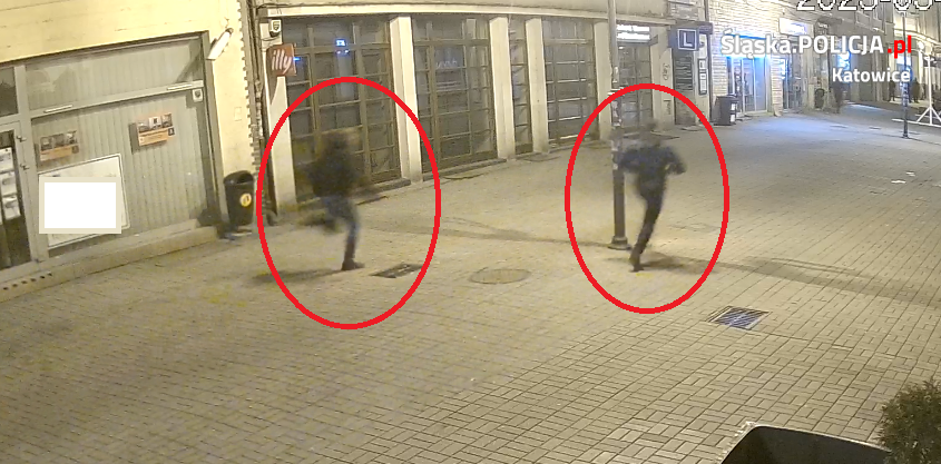 Ugodzili nożem dwóch mężczyzn i uciekli z miejsca zdarzenia. Rozpoznajesz ich?