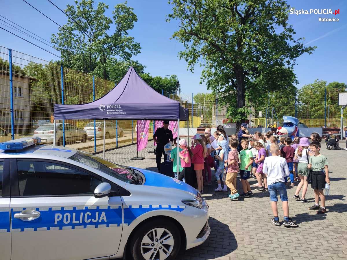 Aby wakacje były bezpieczne. Katowiccy policjanci wzięli udział w spotkaniach z uczniami