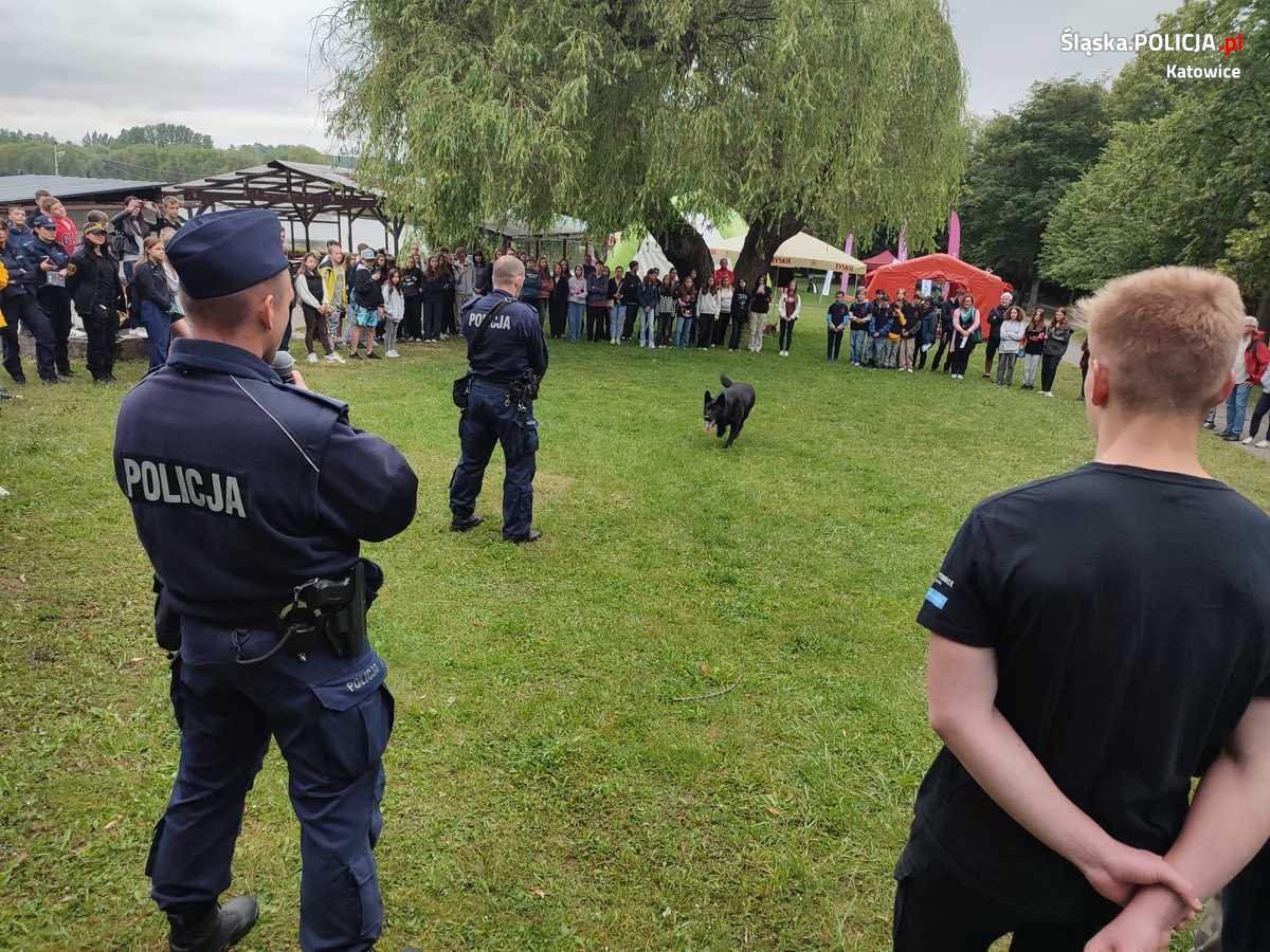 Aby wakacje były bezpieczne. Katowiccy policjanci wzięli udział w spotkaniach z uczniami