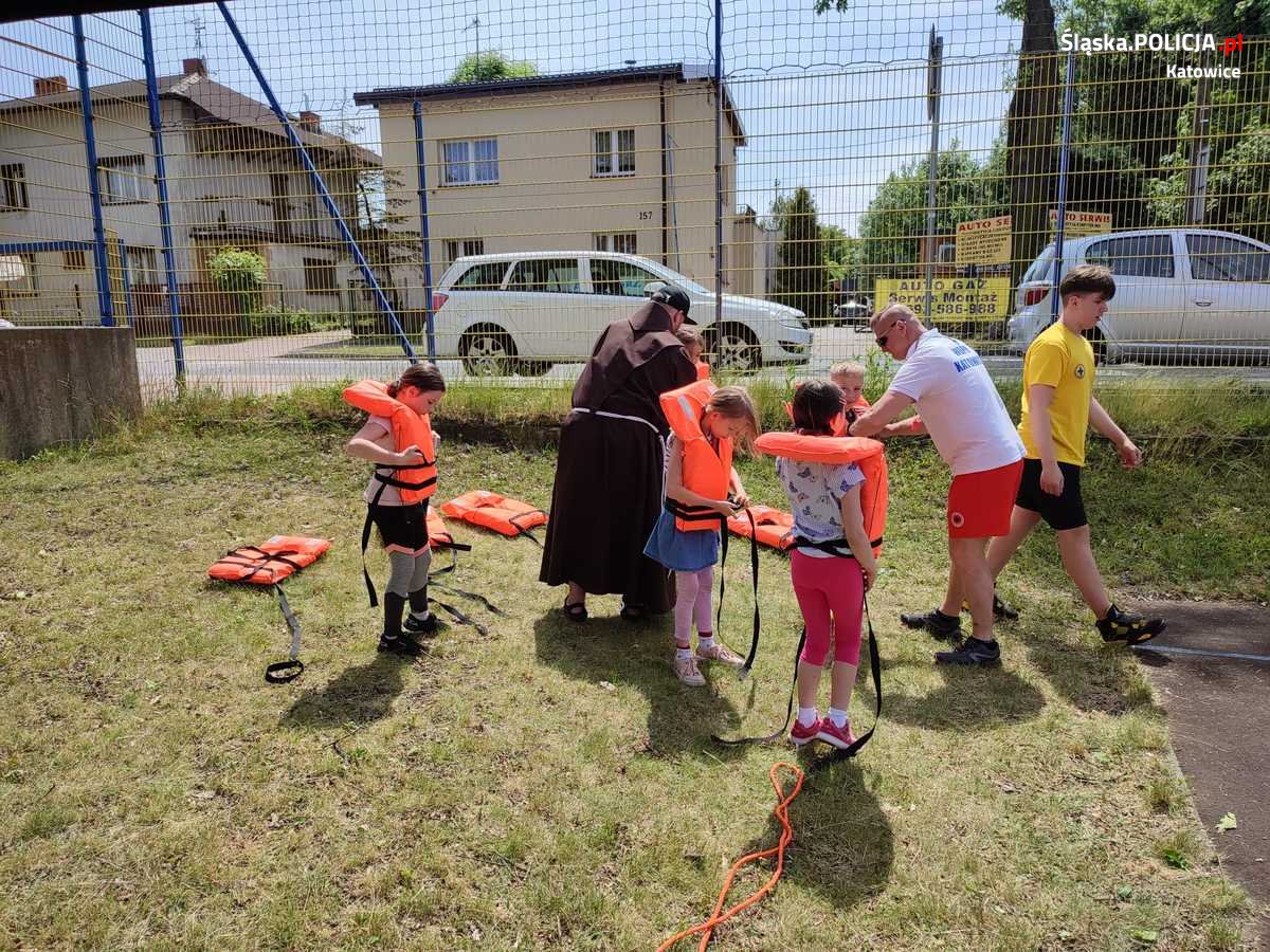 Aby wakacje były bezpieczne. Katowiccy policjanci wzięli udział w spotkaniach z uczniami