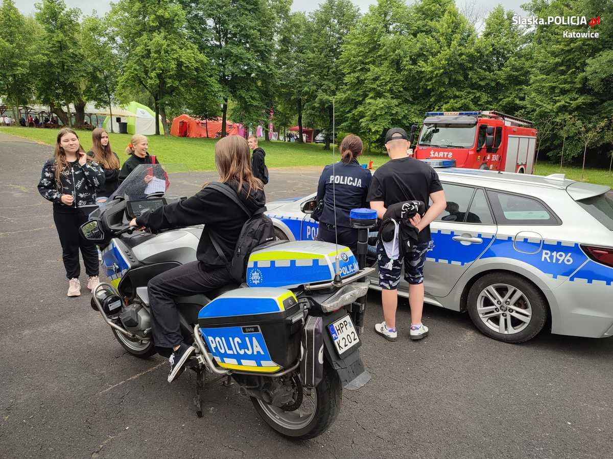Aby wakacje były bezpieczne. Katowiccy policjanci wzięli udział w spotkaniach z uczniami