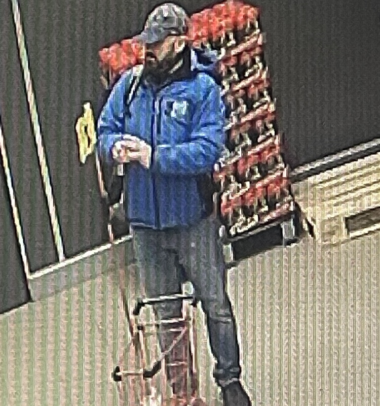 Podejrzewany o płatność cudzą kartą i kradzież pieniędzy z konta. Rozpoznajesz go?