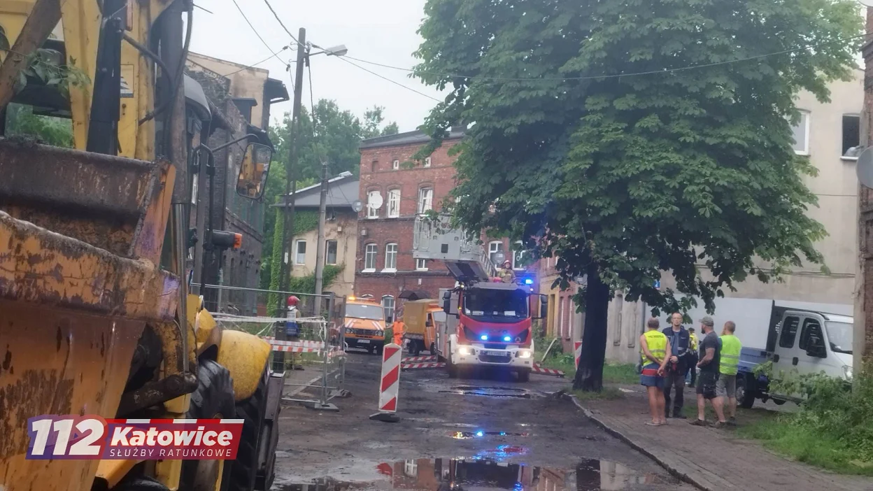 Przy ul. Objazdowej zawalił się dach budynku. Strażacy z psami przeszukują gruzowisko