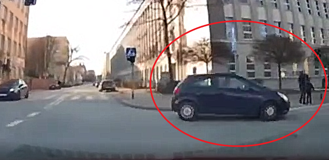 Groźna sytuacja w Katowicach. Kobieta i dziecko cudem uniknęli potrącenia! [WIDEO]