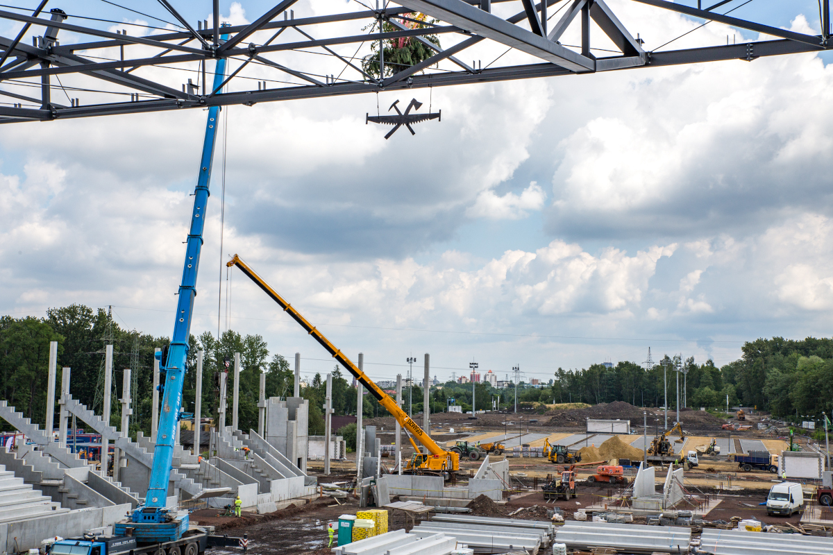 Zawisła wiecha na budowie miejskiego kompleksu sportowego w Katowicach