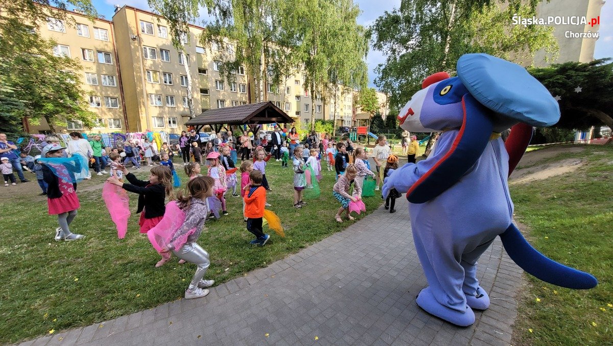 Dzielnicowi i strażacy z wizytą u przedszkolaków