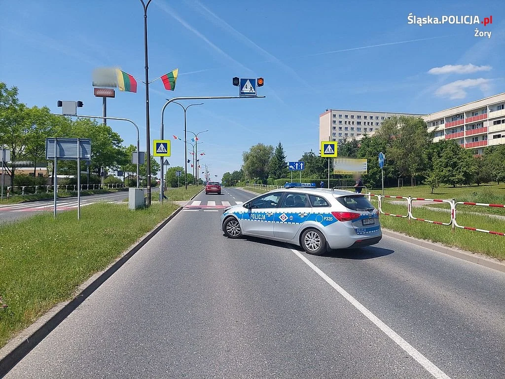 Potrącenie rowerzystki w Żorach. 63-latka trafiła do szpitala