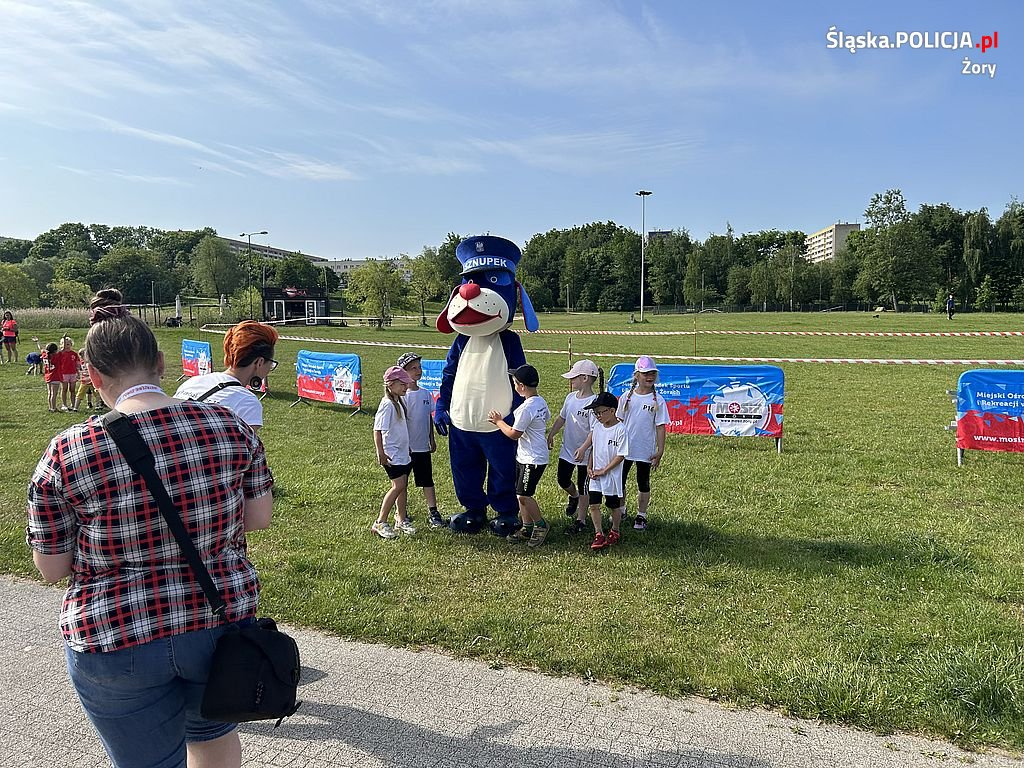 Sznupek i policjanci podczas "Biegu przedszkolaka"