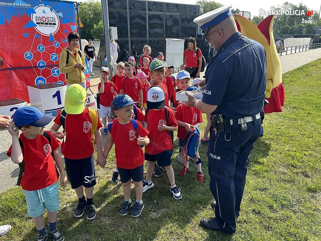 Sznupek i policjanci podczas "Biegu przedszkolaka"