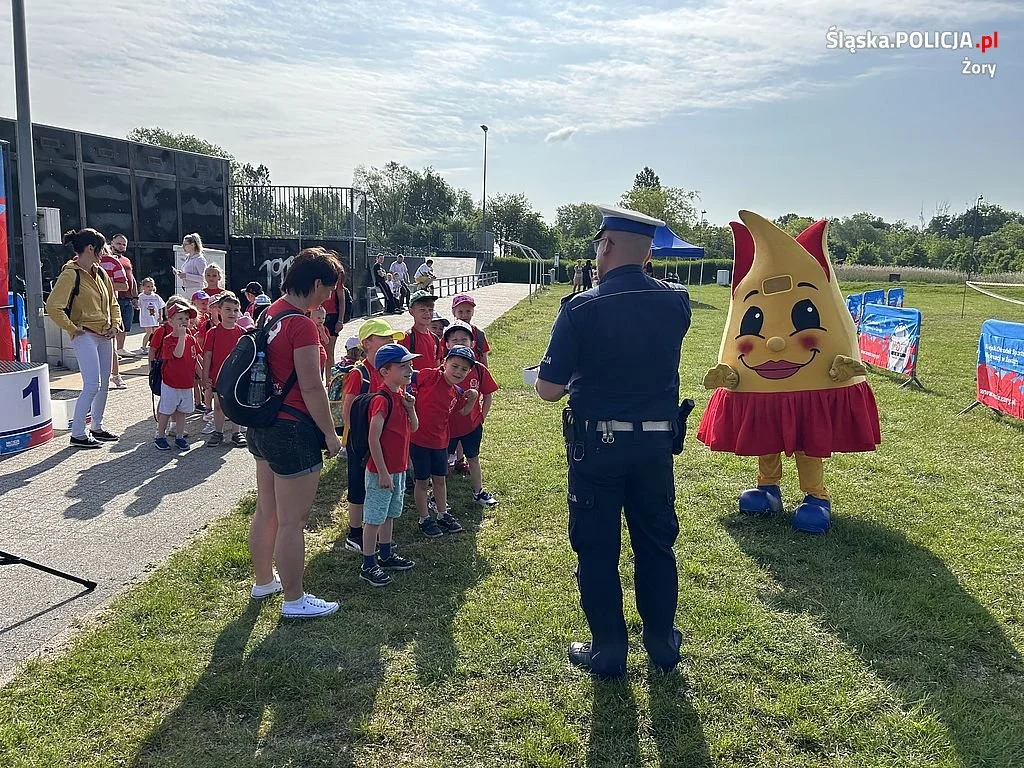 Sznupek i policjanci podczas "Biegu przedszkolaka"