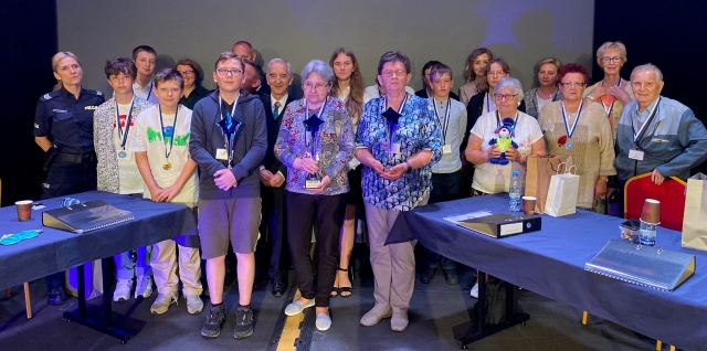 Seniorzy kontra młodzi czyli Turniej Wiedzy "Jeden z szesnastu"!