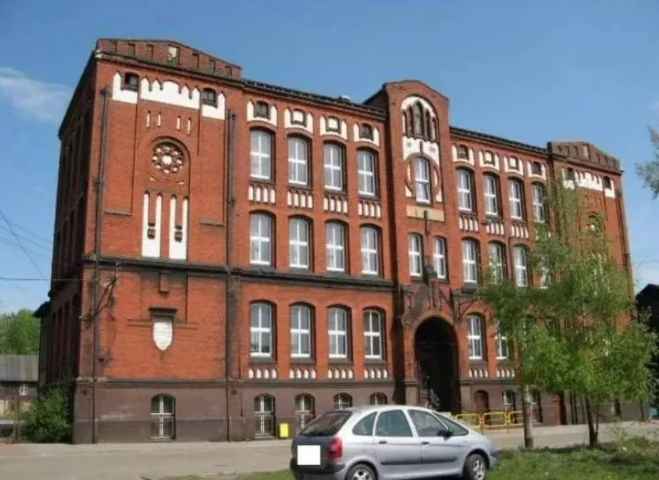 Świętochłowice: Zabytkowy budynek dawnej szkoły w Lipinach sprzedano za pół miliona zł