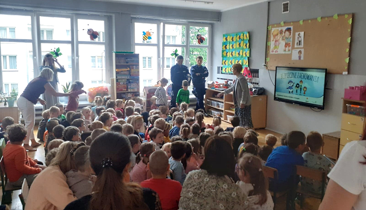 Dzielnicowi opowiadali o bezpieczeństwie nad wodą dzieciom z Przedszkola Nr 8