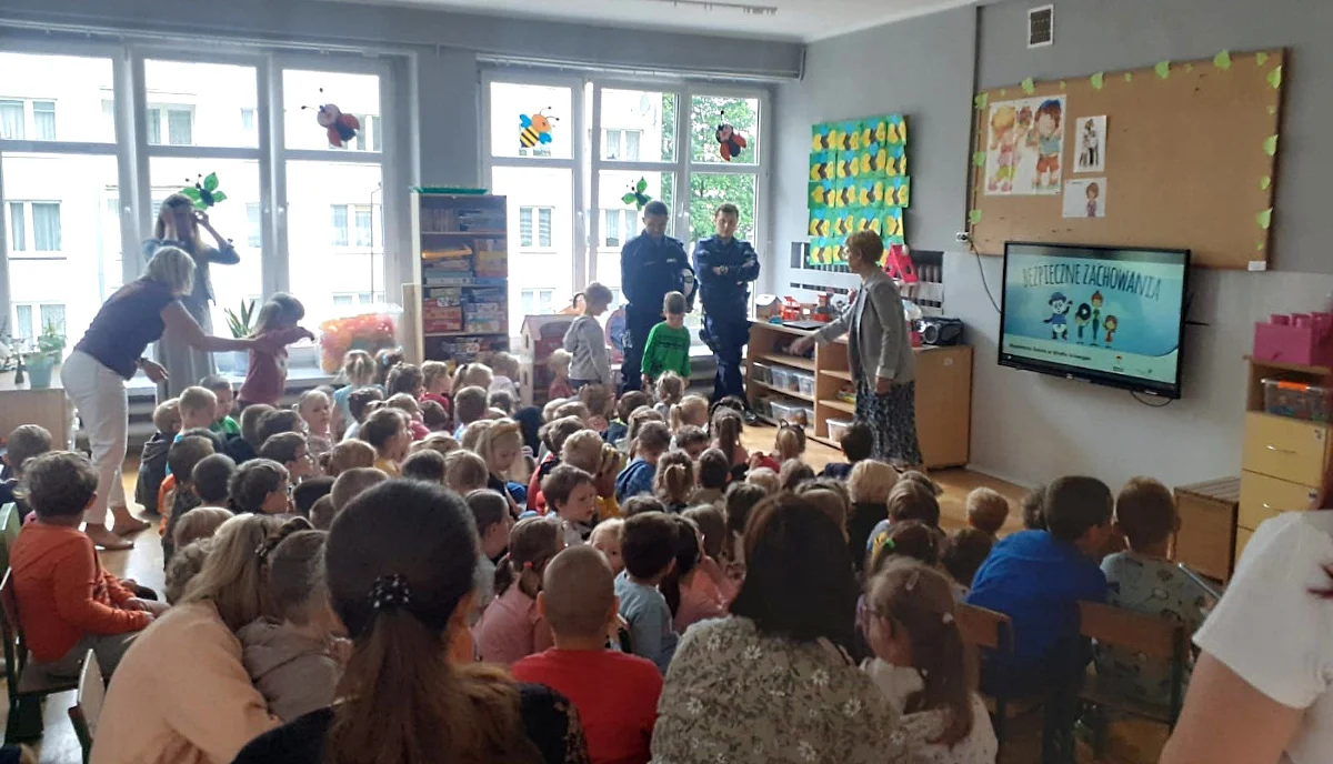 Dzielnicowi opowiadali o bezpieczeństwie nad wodą dzieciom z Przedszkola Nr 8