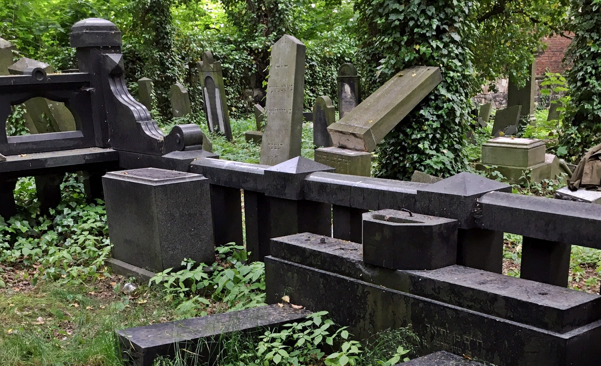 Zatrzymano podejrzanych o dewastację nagrobków. Zarzuty usłyszy dwójka mieszkańców Zabrza