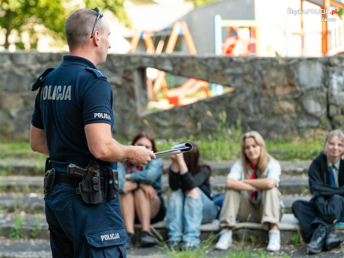 Policjanci rozmawiali z harcerzami o dezinformacji i fake newsach