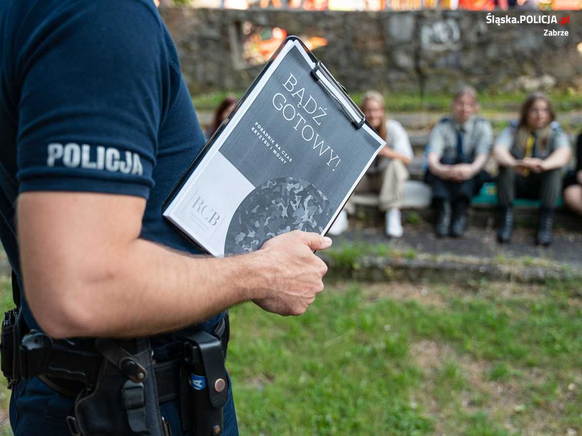 Policjanci rozmawiali z harcerzami o dezinformacji i fake newsach