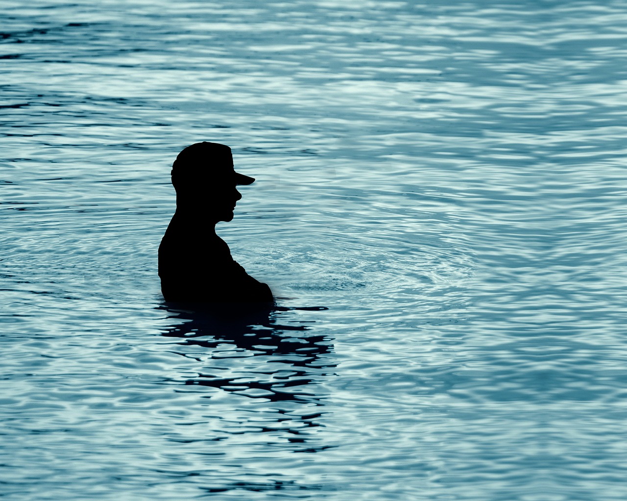 Wypoczynek nad wodą. Policjanci przypominają o zasadach bezpieczeństwa