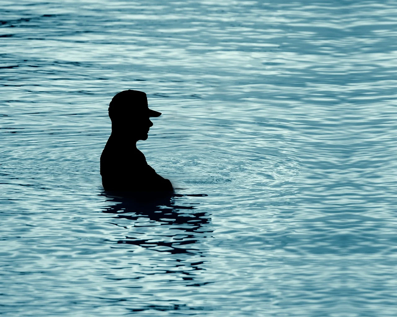 Wypoczynek nad wodą. Policjanci przypominają o zasadach bezpieczeństwa