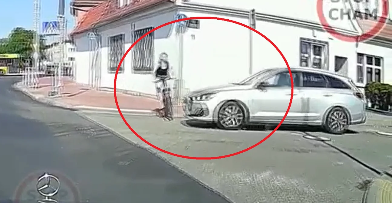 Groźne zdarzenie w Rudzie Śląskiej. Rowerzystka potrącona na przejeździe rowerowym! [FILM]