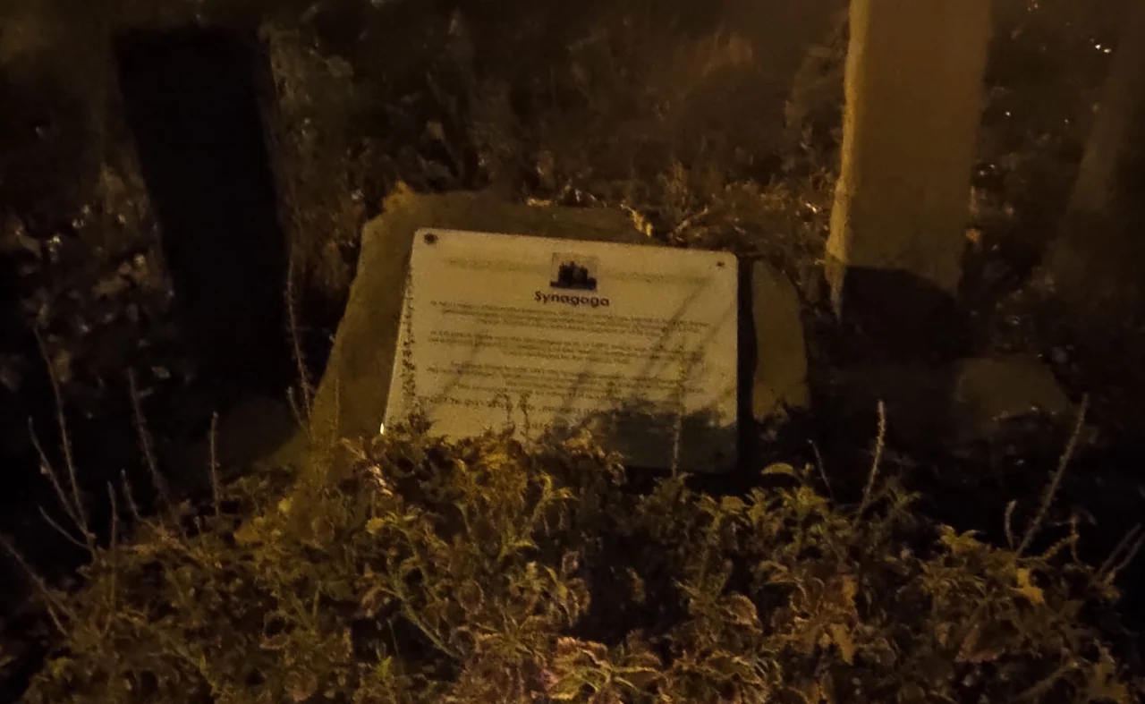 Płyta wireckiej synagogi zniknęła! Czy to kolejny akt wandalizmu?