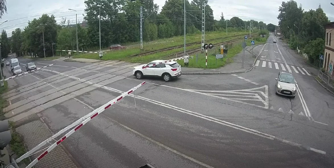 Kierowca nie zauważył zamykających się szlabanów i wjechał na torowisko w Rudzie Śląskiej