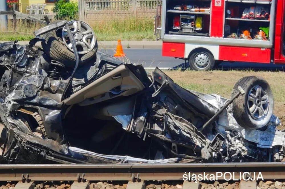 Poważny wypadek w Blachowni. Osobówka wjechała pod pociąg relacji Warszawa – Szklarska Poręba