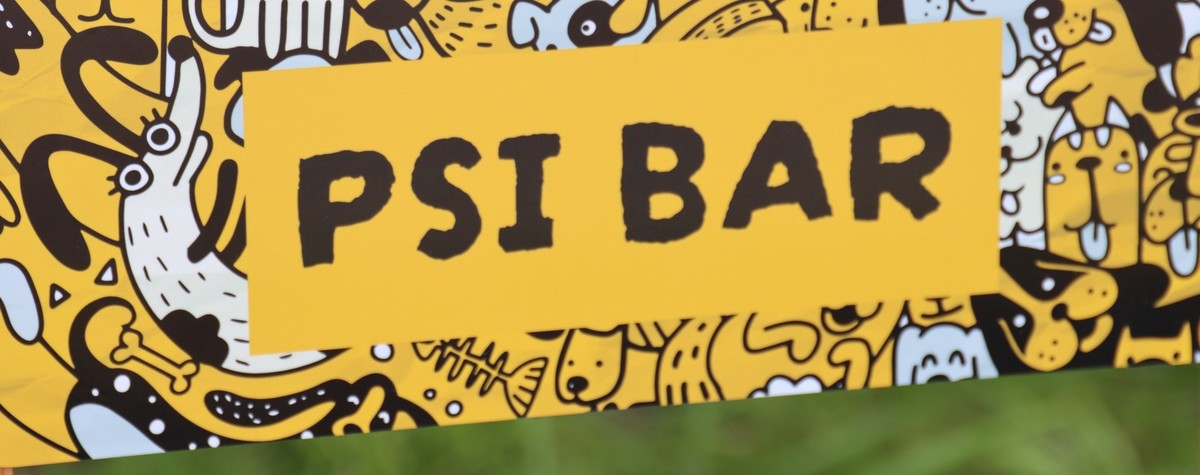 Psi Bar przed wodzisławskim Dworcem Kolejowym