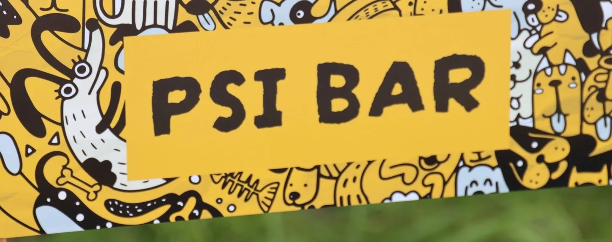 Psi Bar przed wodzisławskim Dworcem Kolejowym