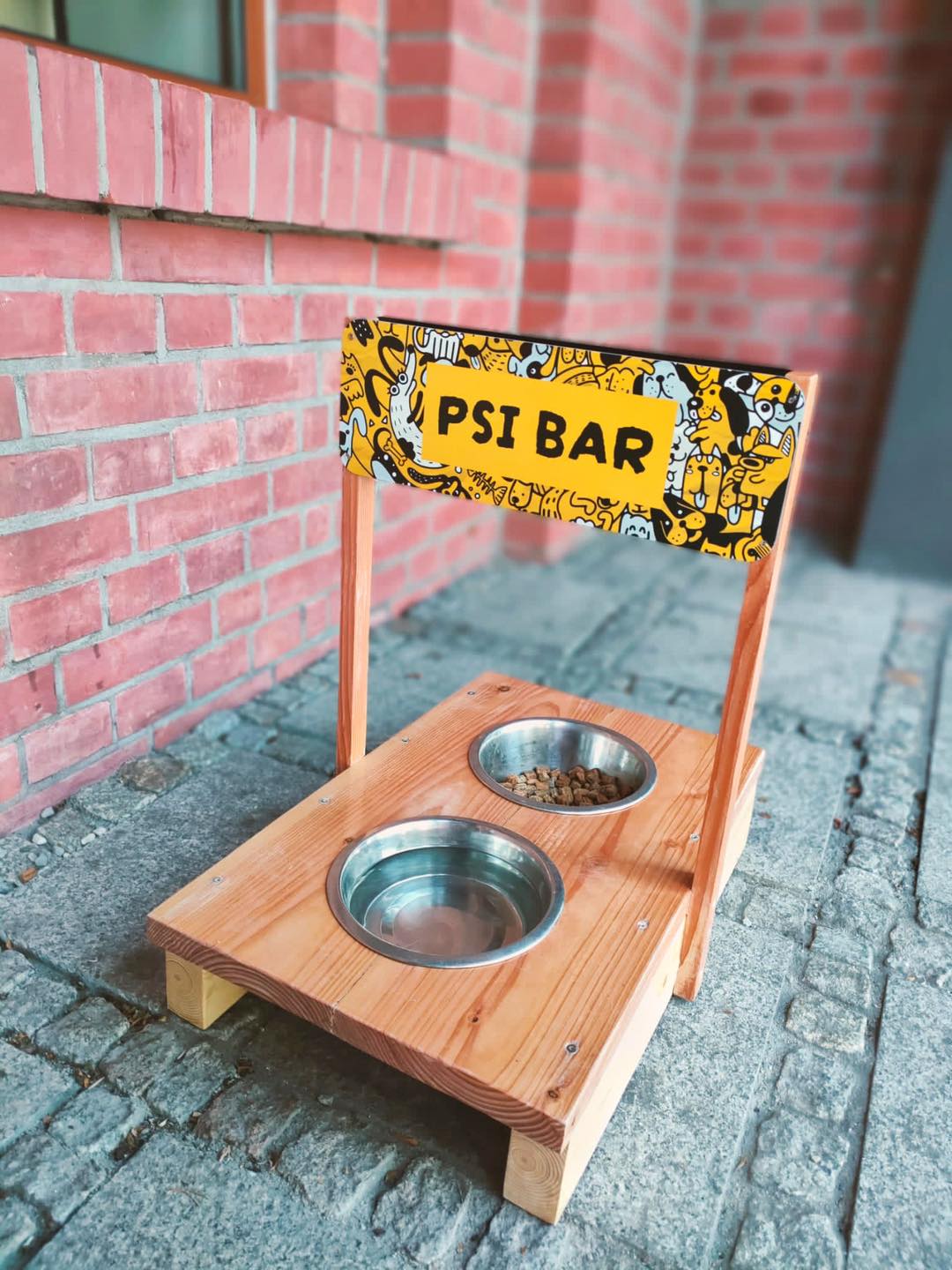 Psi Bar przed wodzisławskim Dworcem Kolejowym