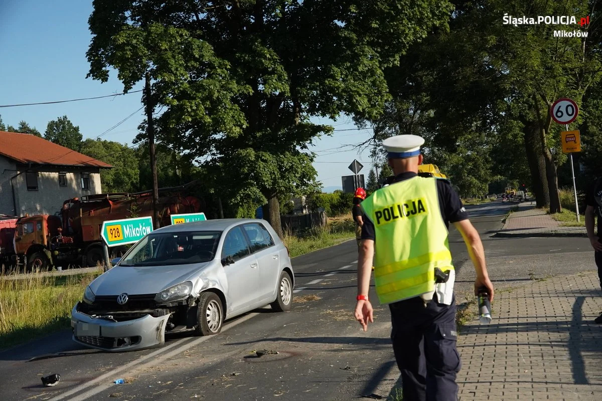 Motocyklista uderzył w osobówkę. Policja apeluje o przestrzeganie przepisów!