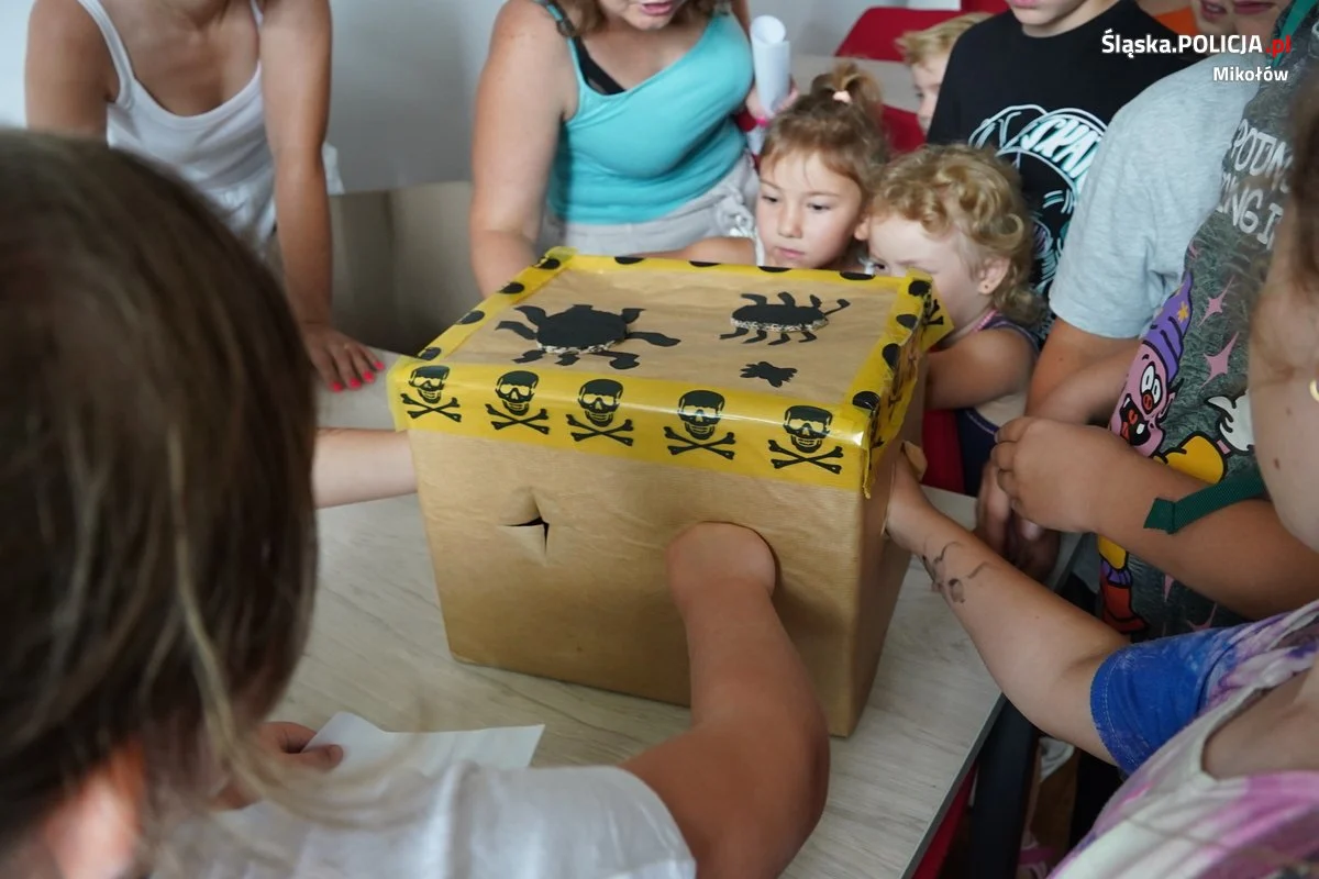 Nauka przez zabawę z łaziskim dzielnicowym. Uczestnicy półkolonii zostali detektywami