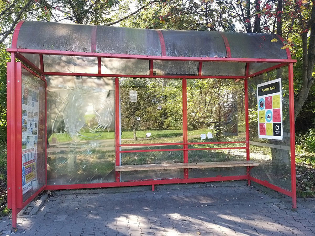 Wandale nie próżnują: 5 wybitych szyb przystankowych w ciągu tygodnia