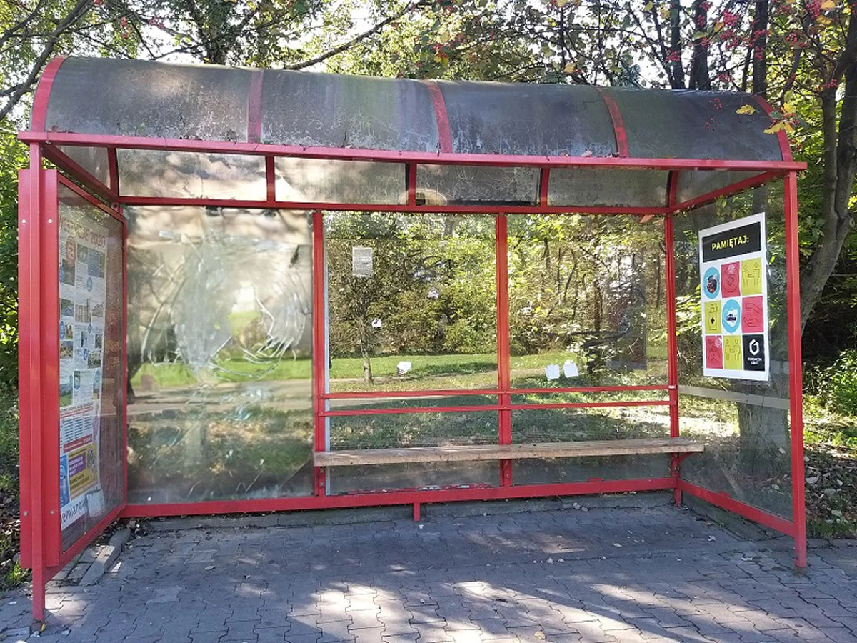 Wandale nie próżnują: 5 wybitych szyb przystankowych w ciągu tygodnia